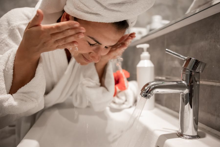 7 Langkah Cuci Muka Pakai Air Hangat untuk Jerawat yang Efektif