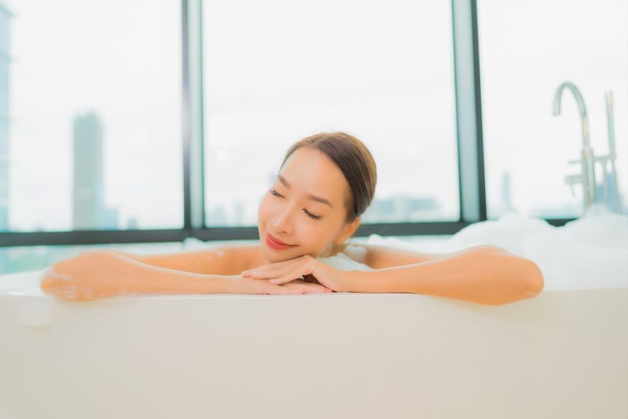 7 Tips Mandi Air Hangat untuk Mood yang Lebih Positif
