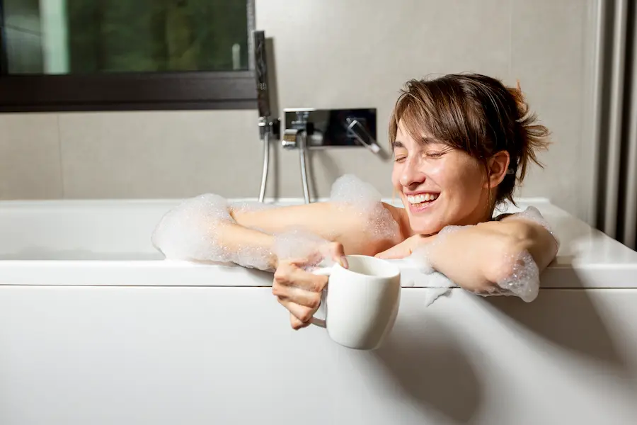 Mandi Air Panas Sebelum Tidur? Ini Manfaat Nyatanya untuk Tubuh dan Pikiran