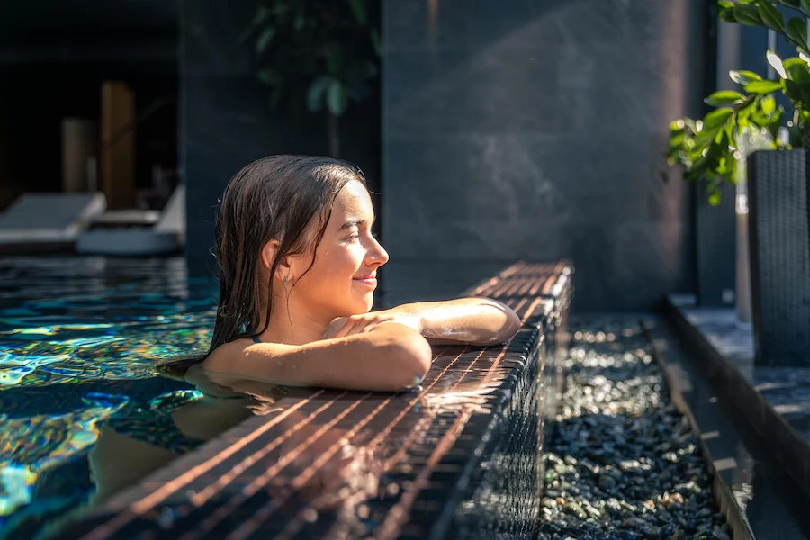 Inspirasi Desain Kolam Renang Air Hangat untuk Rumah Mewah, Siap Tingkatkan Kenyamanan Hunian Anda?