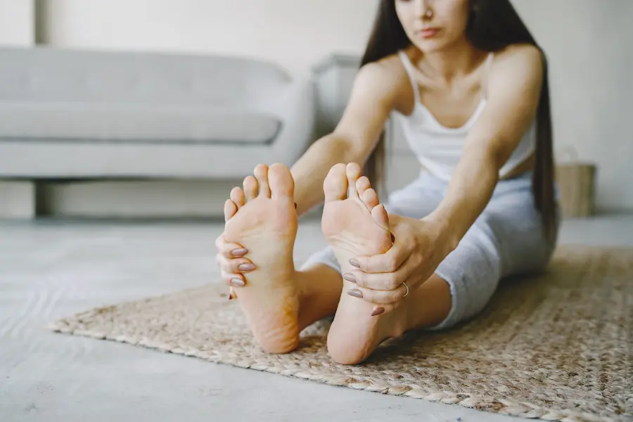 Kaki Sering Kesemutan dan Pegal? Kenali Penyebabnya Sebelum Terlambat!